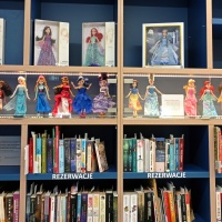 „W świecie Barbie i innych lalek” – niezwykła wystawa w Bibliotece Kraków